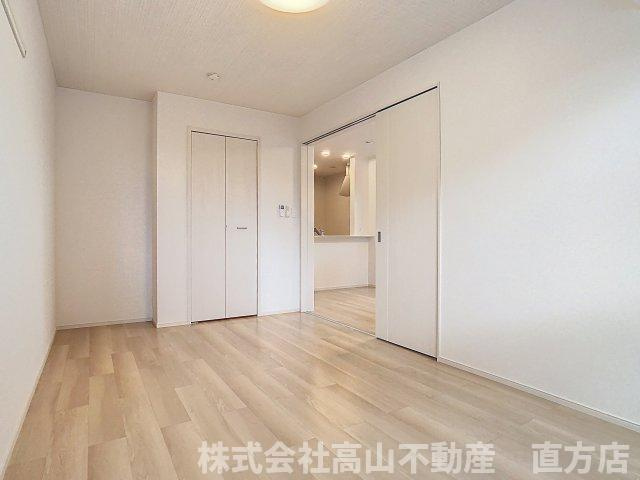 直方市大字感田のアパートの居間・リビング