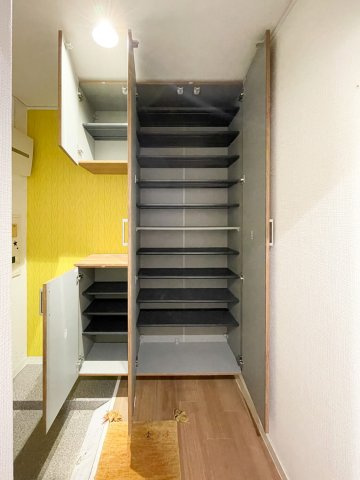 ジークレフ本山の玄関|天井高のシューズボックスは収納力が高く、散らかりがちな玄関もスッキリ