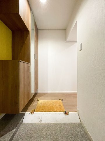 ジークレフ本山の玄関|玄関ドアを開けると、落ち着いた雰囲気の玄関が広がります。