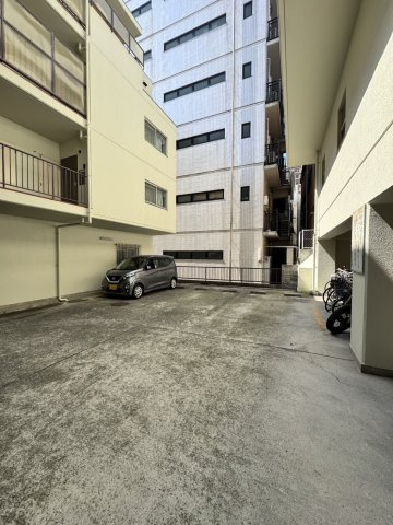 ジークレフ本山の駐車場