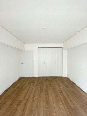 ジークレフ本山の洋室|南側洋室は2017年８月にクローゼットを新設しております。