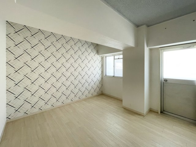 ジークレフ本山の洋室|北側洋室にはバルコニーへの勝手口があり、網戸も設置済みのため、春・秋は開けっ放しでも快適にお過ごしいただけます。