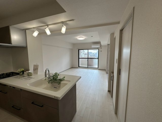 アイ旭のキッチン|キッチンからリビングを見渡せる、家族とのコミュニケーションも取りやすい設計。