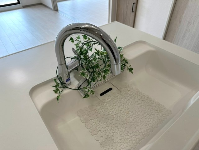 アイ旭の設備|引き出し式のヘッドになっていてシンクのお掃除も楽々♪