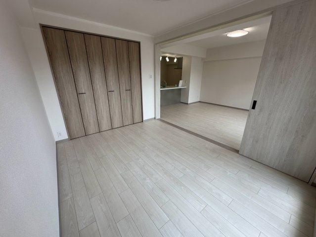 アイ旭の洋室|☆リビング横　6.0帖☆
LDKに隣接したクローゼット付きの洋室。客間としても寝室としても用途に合わせて活用できます◎