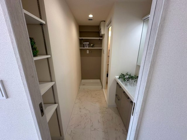 アイ旭の洗面所|ゆとりのある洗面スペース。タオルや着替え、洗剤・シャンプーのストックなどを収納するのに便利な棚付きです！