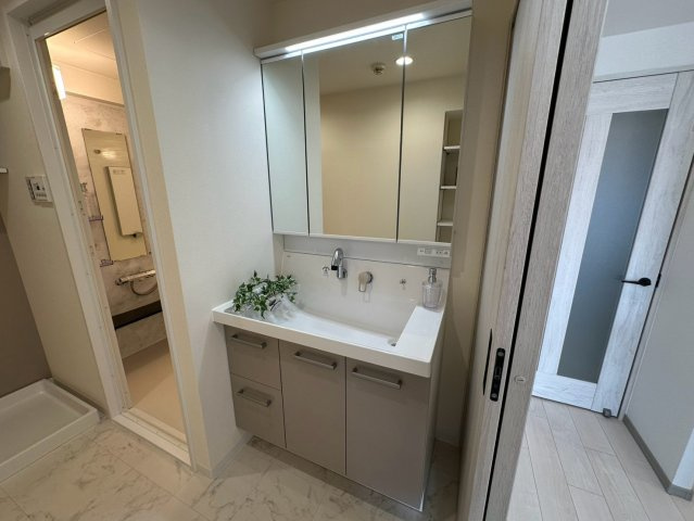 アイ旭の独立洗面台|ミラー扉の内側が収納スペースになっていて、洗面周りがスッキリします！