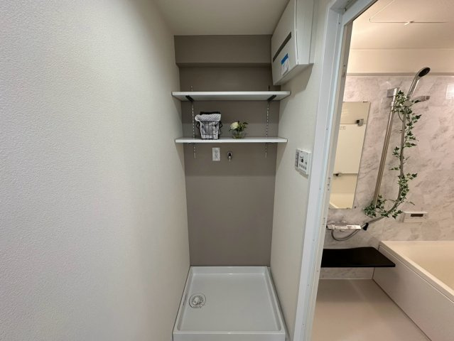 アイ旭のランドリースペース|防水パン付き室内洗濯機置き場。頭上には便利な収納棚付き！