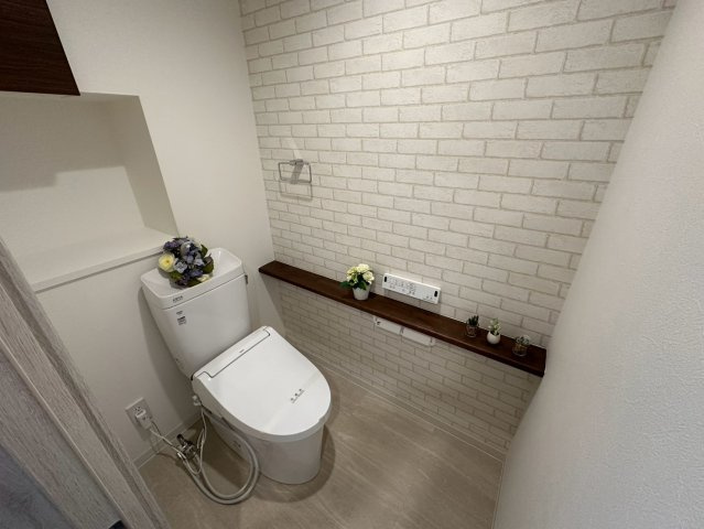 アイ旭のトイレ|明るく清潔感のあるトイレです！備え付けの収納があるのでスッキリ片付きます！