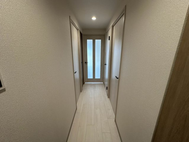 アイ旭のその他|玄関から各部屋に繋がる廊下です。白を基調としていてとても明るいです。