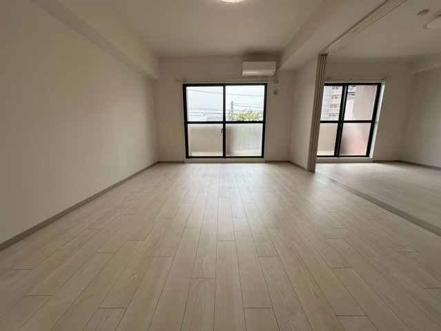 アイ旭の居間・リビング|柔らかな日差しが温かく包み込む、温もりに溢れた15.3帖のリビング空間♪