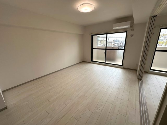 アイ旭の居間・リビング|南向きバルコニーに面したリビング。窓から明るい光が差し込みます！