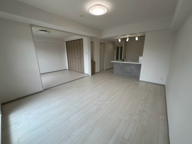 アイ旭のダイニング|十分な採光があるので、日中は明るく心地よい日差しを感じながら過ごせます♪