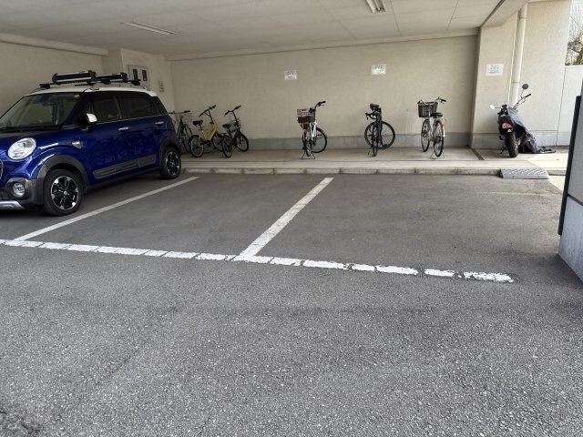 ドルミ西村の駐車場