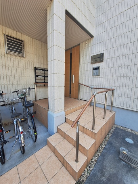 ラフィネ岸町のエントランス