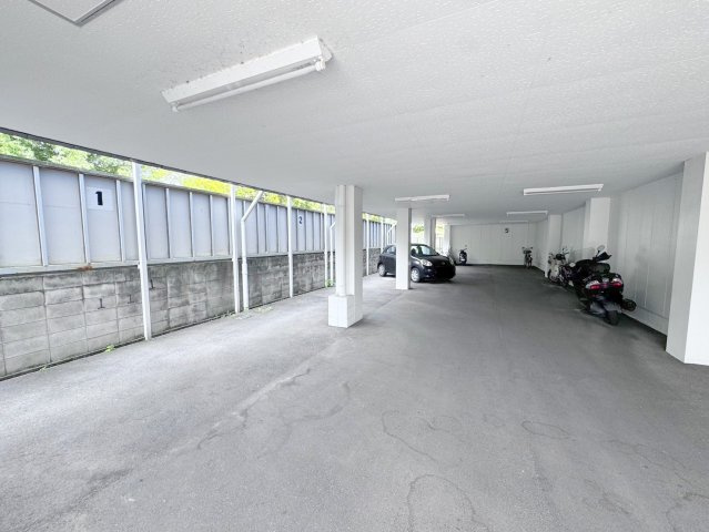 マキシム平城山の駐車場