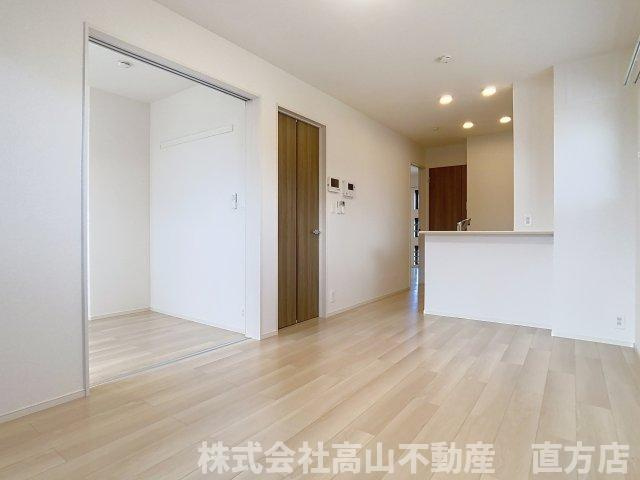 直方市大字感田のアパートの居間・リビング