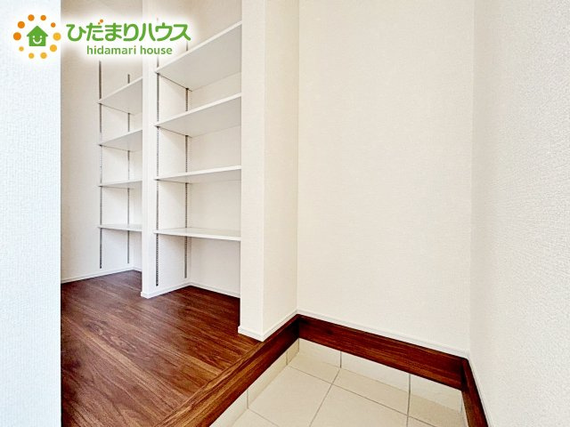 【収納】 | 笠間市中央第2　新築戸建 | シューズインクローゼットは、靴以外にもゴルフバックやベビーカーを置くことができ、 散らかりがちな玄関もスッキリします。