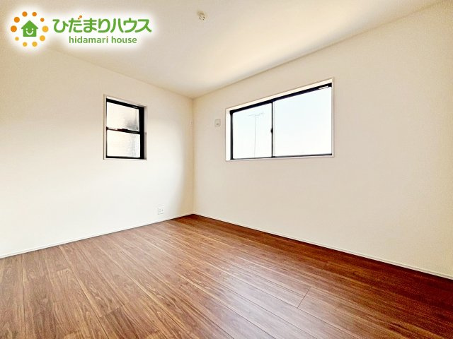 【洋室】 | 笠間市中央第2　新築戸建 | 二面採光の設計で明るい時間帯は陽が入り、リラックス出来るお部屋となっています。