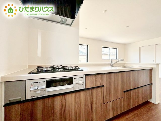 【キッチン】 | 笠間市中央第2　新築戸建 | 3口コンロが嬉しいシステムキッチン♪広いシンクや作業台でお料理が捗ります♪