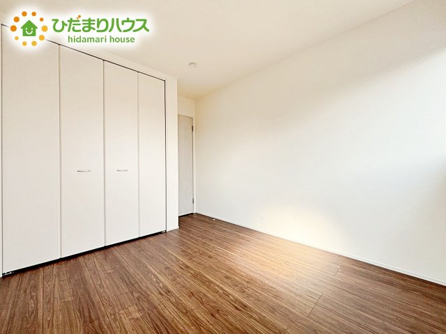 【洋室】 | 笠間市中央第2　新築戸建 | 室内には収納スペースもあり、衣類や小物類をたっぷり収納可能。お部屋をより広くお使いいただけます。