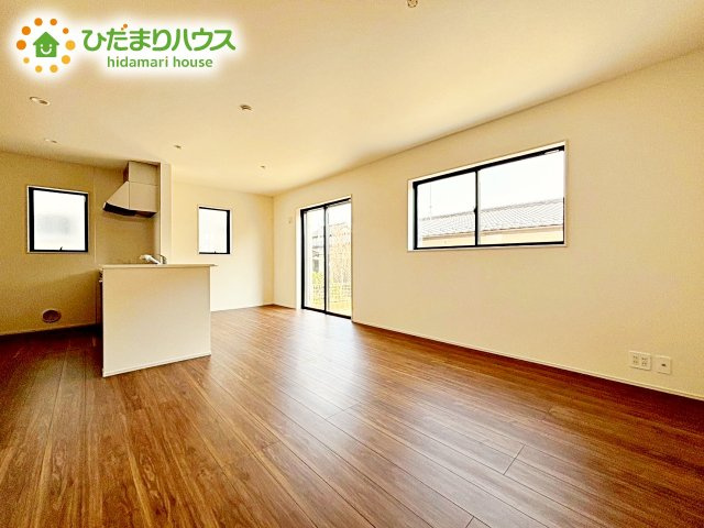 【居間・リビング】 | 笠間市中央第2　新築戸建 | 南向きのリビングではぽかぽかの日差しが感じられます☆彡