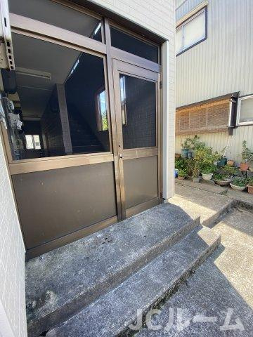 グリーンハイツ深山のエントランス|同建物内、同間取りの別の部屋の写真です