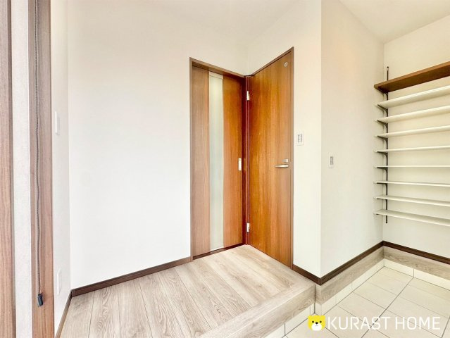 京都市南区久世上久世町　新築戸建の玄関