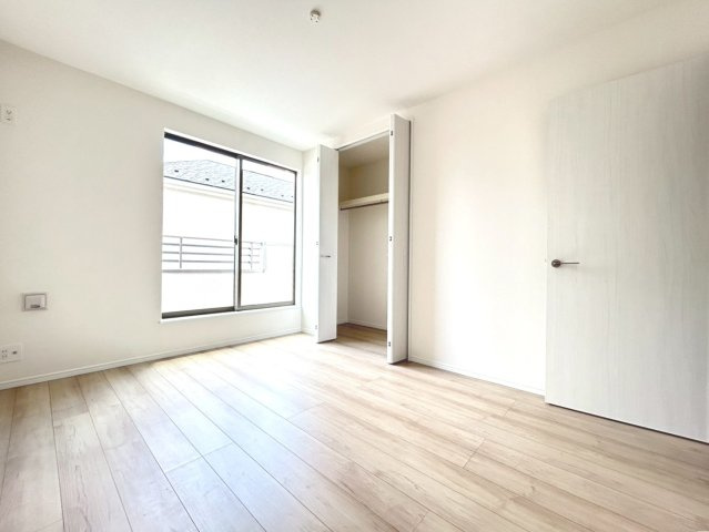 ハートフルタウン　丹羽郡扶桑町高木　全2区画分譲の洋室|木目の美しさを際立たせるシンプルデザインで、室内に落ち着きと安らぎを与えてくれます。