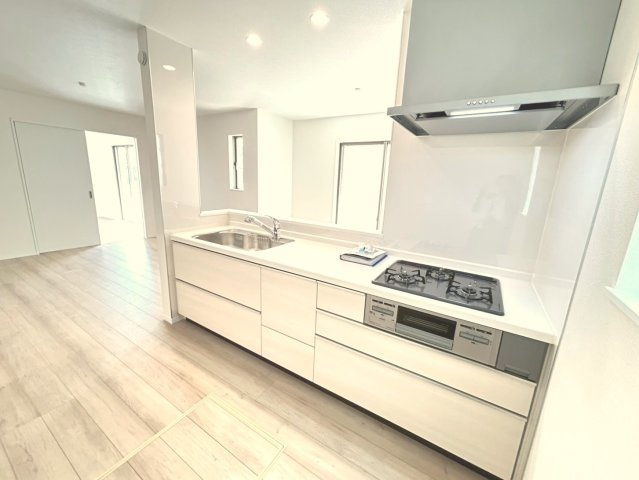 ハートフルタウン　丹羽郡扶桑町高木　全2区画分譲のキッチン|お手入れがラクなステンレスをトップ部分に使用した機能的で美しいシステムキッチンを使用しています。