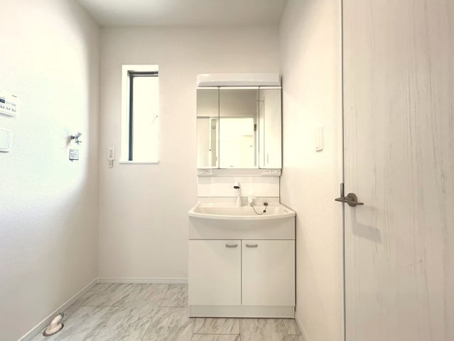 ハートフルタウン　丹羽郡扶桑町高木　全2区画分譲の独立洗面台|奥行約420mmのコンパクト設計で従来品と異なり洗面ボウルの成型の精度が高い為スッキリ納まります。