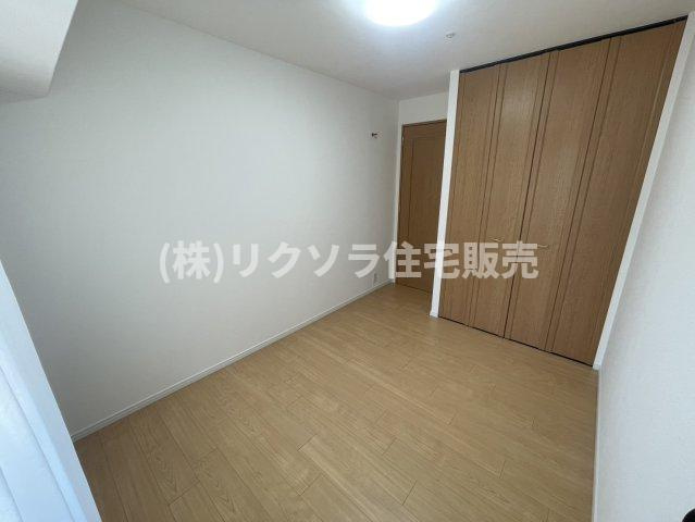 京阪東ローズタウン・ファインガーデンあゆみヶ丘D棟の寝室|洋室5.0帖
■物件内覧・資金計画相談・住宅ローン相談、リフォーム相談、お問合せ受付中■
※当日・翌日のご内覧、ご相談はお電話でのお問合せがスムーズです！