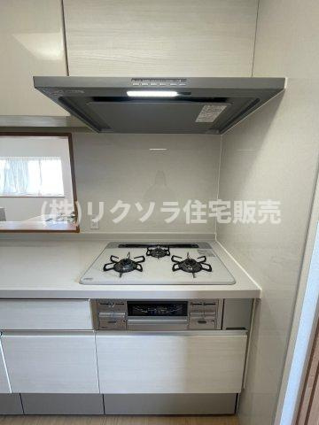 京阪東ローズタウン・ファインガーデンあゆみヶ丘D棟のキッチン|ビルトイン三口コンロ
■物件内覧・資金計画相談・住宅ローン相談、リフォーム相談、お問合せ受付中■
※当日・翌日のご内覧、ご相談はお電話でのお問合せがスムーズです！