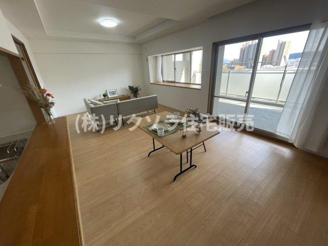 京阪東ローズタウン・ファインガーデンあゆみヶ丘D棟の居間・リビング|■物件内覧・資金計画相談・住宅ローン相談、リフォーム相談、お問合せ受付中■
※当日・翌日のご内覧、ご相談はお電話でのお問合せがスムーズです！