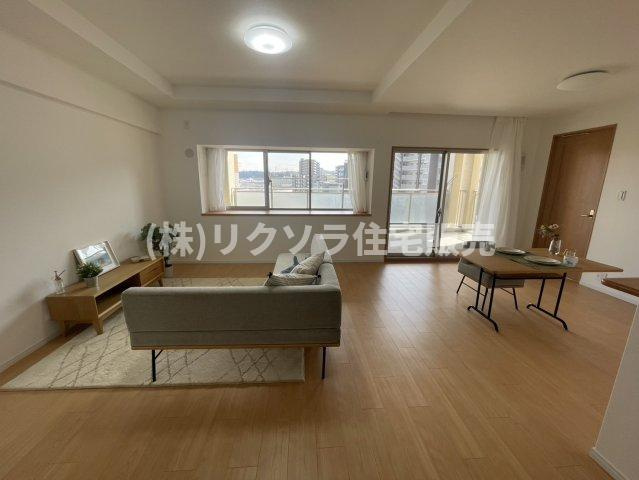 京阪東ローズタウン・ファインガーデンあゆみヶ丘D棟の居間・リビング|■物件内覧・資金計画相談・住宅ローン相談、リフォーム相談、お問合せ受付中■
※当日・翌日のご内覧、ご相談はお電話でのお問合せがスムーズです！