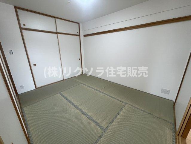 京阪東ローズタウン・ファインガーデンあゆみヶ丘D棟の和室|和室6.0帖
■物件内覧・資金計画相談・住宅ローン相談、リフォーム相談、お問合せ受付中■
※当日・翌日のご内覧、ご相談はお電話でのお問合せがスムーズです！