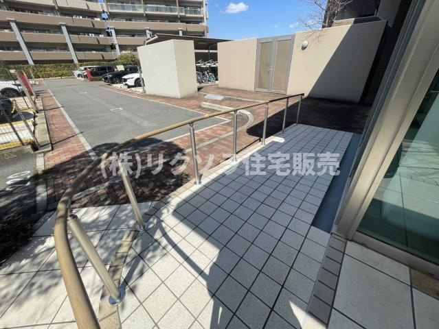 京阪東ローズタウン・ファインガーデンあゆみヶ丘D棟の現況写真|エントランススロープ
■物件内覧・資金計画相談・住宅ローン相談、リフォーム相談、お問合せ受付中■
※当日・翌日のご内覧、ご相談はお電話でのお問合せがスムーズです！