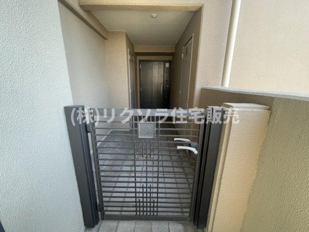 京阪東ローズタウン・ファインガーデンあゆみヶ丘D棟の玄関|ポーチ付き
■物件内覧・資金計画相談・住宅ローン相談、リフォーム相談、お問合せ受付中■
※当日・翌日のご内覧、ご相談はお電話でのお問合せがスムーズです！