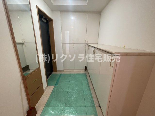 京阪東ローズタウン・ファインガーデンあゆみヶ丘D棟の内装|玄関内部
■物件内覧・資金計画相談・住宅ローン相談、リフォーム相談、お問合せ受付中■
※当日・翌日のご内覧、ご相談はお電話でのお問合せがスムーズです！