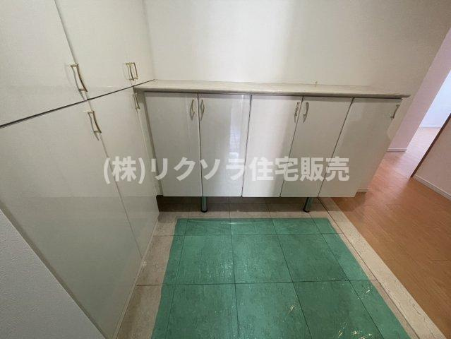 京阪東ローズタウン・ファインガーデンあゆみヶ丘D棟の収納|玄関収納■物件内覧・資金計画相談・住宅ローン相談、リフォーム相談、お問合せ受付中■
※当日・翌日のご内覧、ご相談はお電話でのお問合せがスムーズです！