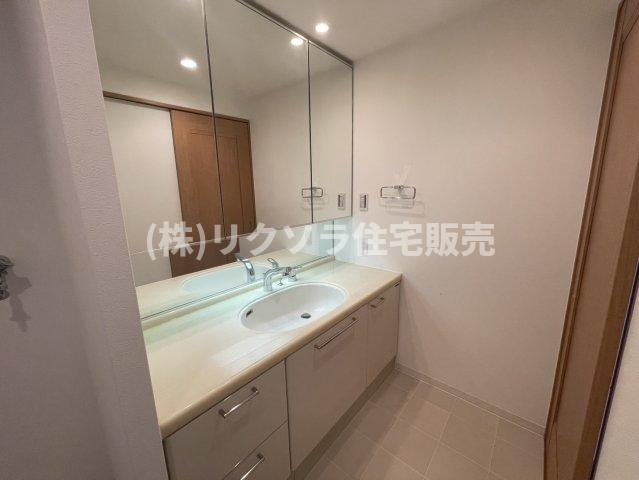 京阪東ローズタウン・ファインガーデンあゆみヶ丘D棟の独立洗面台|■物件内覧・資金計画相談・住宅ローン相談、リフォーム相談、お問合せ受付中■
※当日・翌日のご内覧、ご相談はお電話でのお問合せがスムーズです！