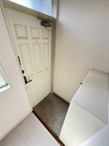 龍ハイツの玄関