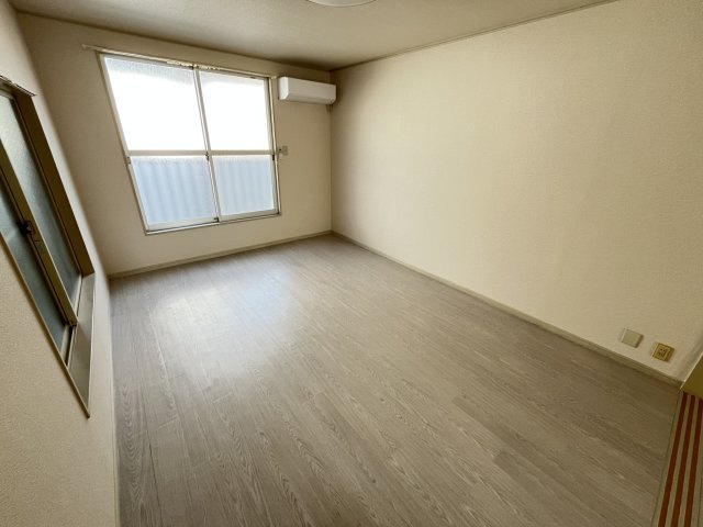 龍ハイツの洋室