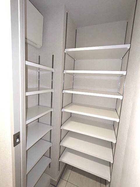 ワンルーフレジデンス新御徒町の玄関|シューズインクローゼット