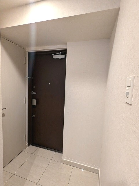 ワンルーフレジデンス新御徒町の設備|ディンプルキーのダブルロックセキュリティです、人感センサー付玄関ライト、シューズインクローゼット