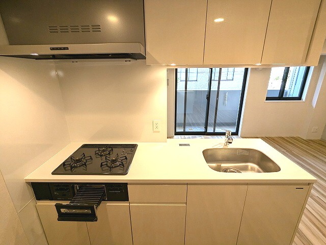 ワンルーフレジデンス新御徒町の設備|瀟洒でお手入れ楽なガラストップの3口ガスコンロのシステムキッチン