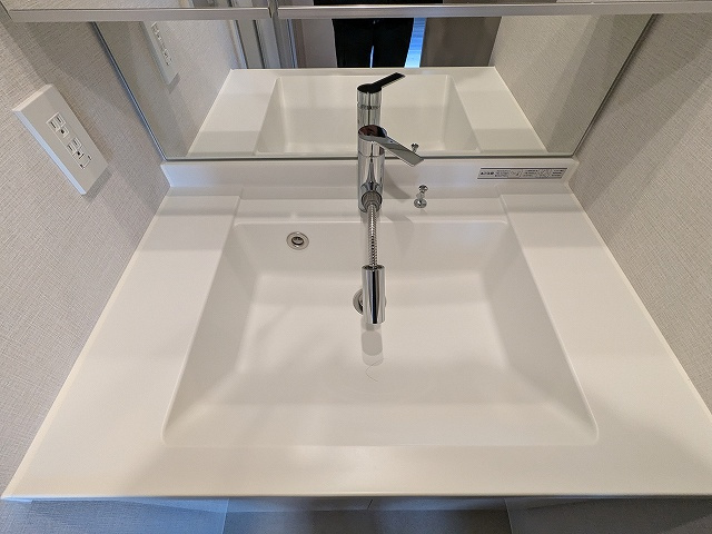 ワンルーフレジデンス新御徒町の設備|ハンドシャワー付き2面鏡付き独立洗面台です