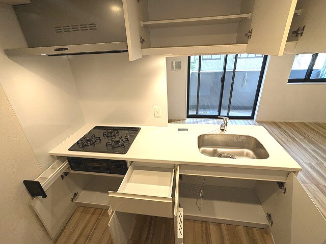 ワンルーフレジデンス新御徒町の設備|瀟洒でお手入れ楽なガラストップの口ガスコンロのシステムキッチン