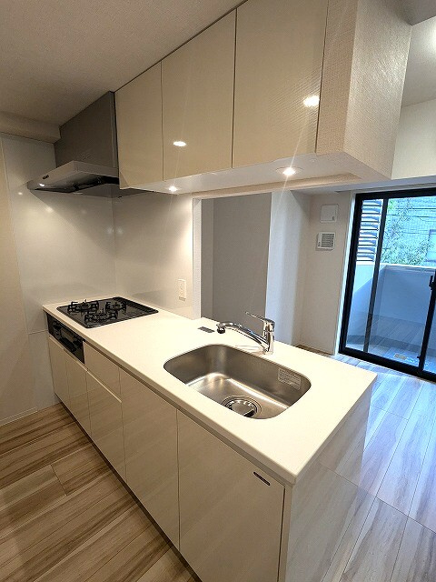 ワンルーフレジデンス新御徒町のキッチン|瀟洒でお手入れ楽なガラストップの3口ガスコンロのシステムキッチン