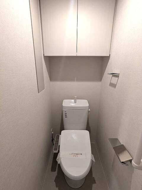 ワンルーフレジデンス新御徒町のトイレ|温水洗浄便座、スマホホルダー付きです